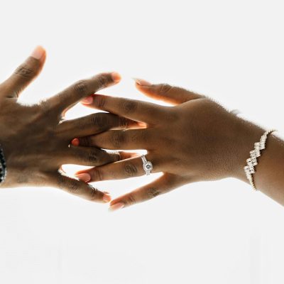 Bodas y Eventos Inolvidables en Palma Elegantly styled hands wearing a ring and bracelet, symbolizing unity and commitment.