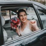 Bodas y Eventos Inolvidables en Palma woman in white wedding dress holding bouquet of flowers inside car